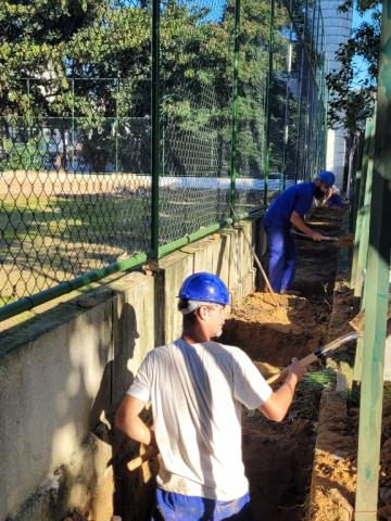 operário atua em vala #paratodosverem 