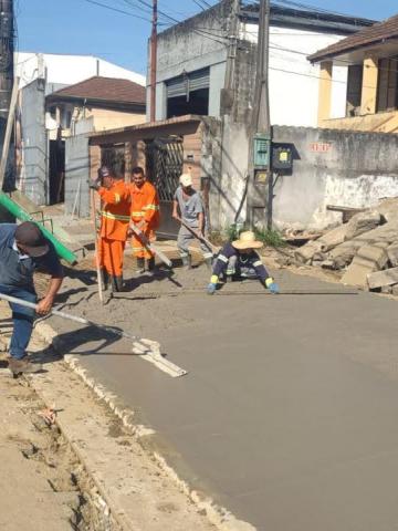 Rua no bairro do Macuco em Santos começa a ganhar calçadas acessíveis
