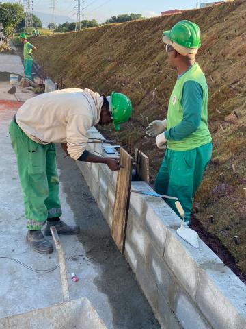 operários atuando na obra #paratodosverem 