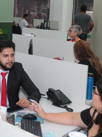 homem é atendido na sala do empreendedor #paratodosverem