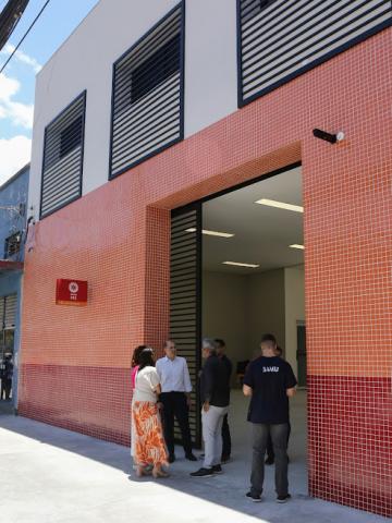 pessoas na frente a base #paratodosverem