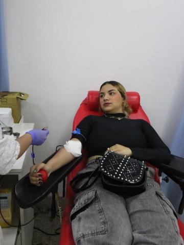 moça doando sangue. #Paratodosverem