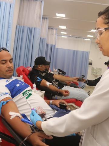 pessoas doando sangue #paratodosverem