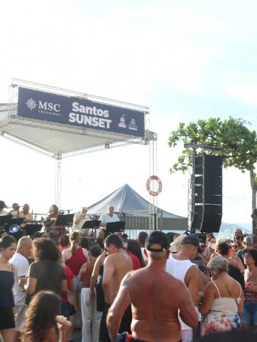 pessoas na frente do palco acompanhando o evento #paratodosverem 