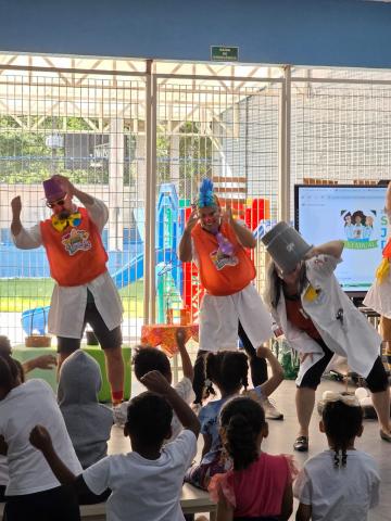 professores apresentam teatro #paratodosverem