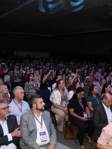 pessoas no congresso #paratodosverem 
