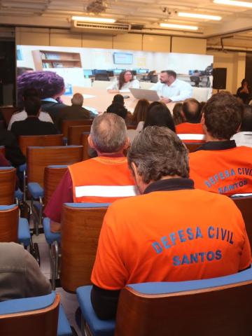 pessoas assistindo ao seminário #paratodosverem 