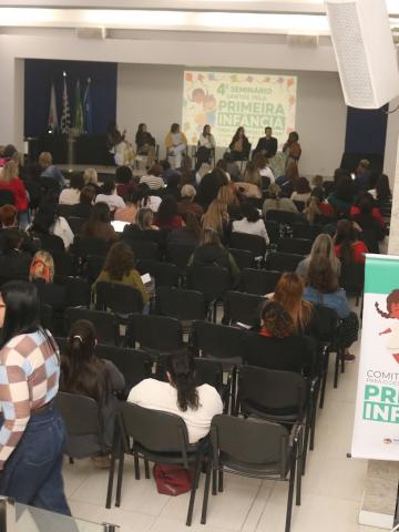pessoas acompanhando o evento #paratodosverem 