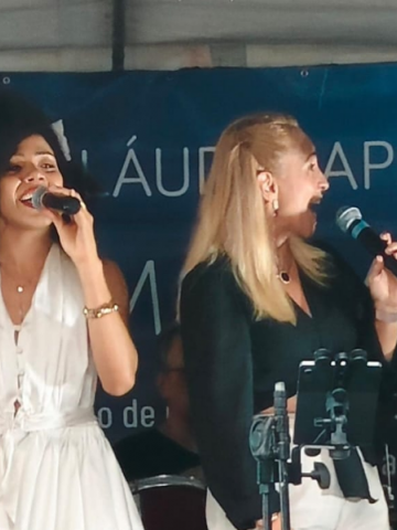 cantores em palco #paratodosverem