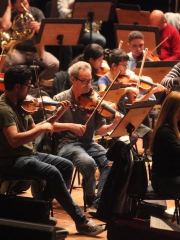 músicos da orquestra tocando #paratodosverem 