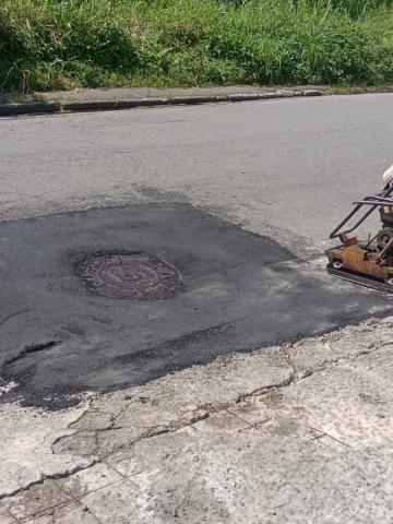 operários fazendo tapa buracos #paratodosverem 