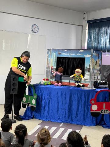 crianças acompanhando o teatro #paratodosverem 
