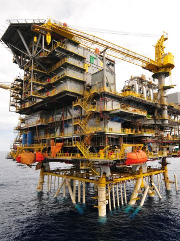 plataforma de exploração de petróleo no mar. #paratodosverem