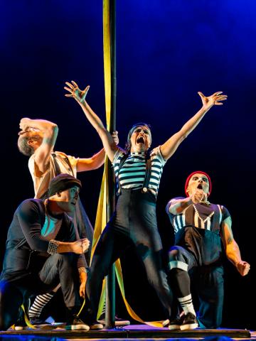 artistas em espetáculo circense. #paratodosverem