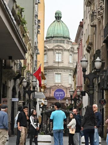 pessoas passeando no centro #paratodosverem 