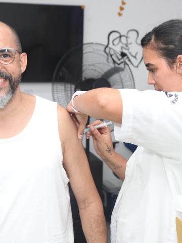 Homem recebe vacina no braço. #pratodosverem