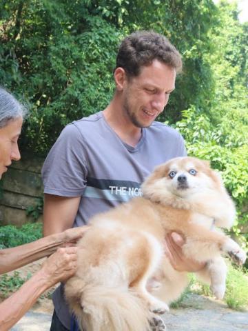 cão é vacinado enquanto dono segura #paratodosverem