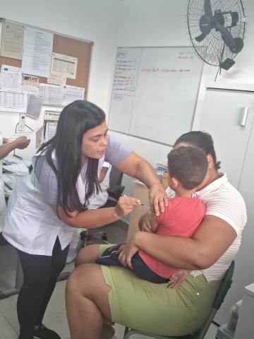 menino é vacinado no braço #paratodosverem 