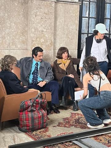 atores sentados em sofa para gravação de filme. #paratodosverem