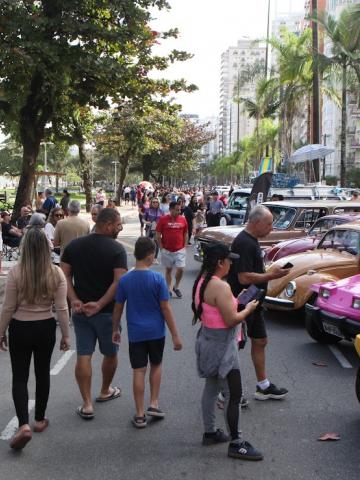 pessoas na praia #paratodosverem