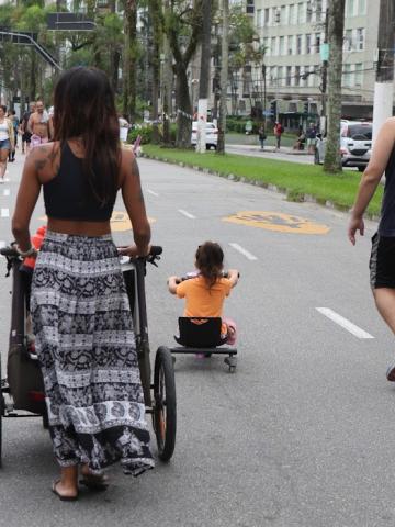 pessoas andando na orla #paratodosverem 