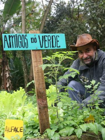 pessoa plantando em horta #paratodosverem
