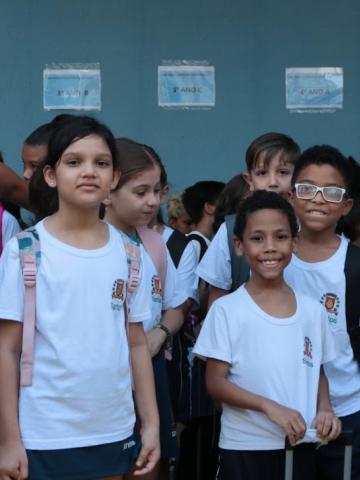alunos em escola na volta às aulas #paratodosverem