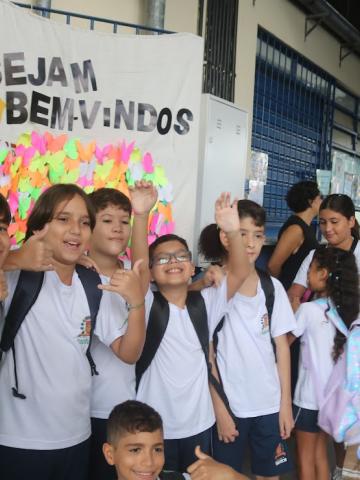 alunos na porta de sala de aula #paratodosverem 