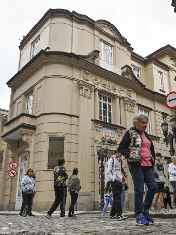 pessoas percorrendo o walking tour do centro #paratodosverem