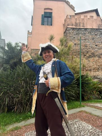 pirata na frente outeiro #paratodosverem 
