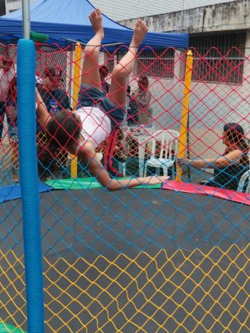 criança em pula pula #paratodosverem