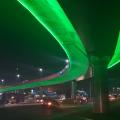 viaduto iluminado em verde#paratodosverem