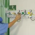 enfermeira ajeita marcador de oxigênio #paratodosverem 