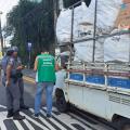 policiais e agente ambiental abordam veículo com carga #paratodosverem 