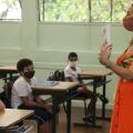 professsora dá aula para alunos #paratodosverem 