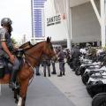 policiais e viaturas na frente de centro de convenções #paratodosverem