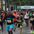 corredores em largada de prova #paratodosverem
