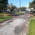 calçada interna de praça demolida. ela fica entre jardins. #paratodosverem