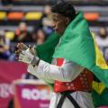 atleta comemora com a bandeira do brasil nas costas #paratodosverem