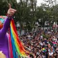 DRAG QUEEN DE COSTAS PARA A FOTO E DIANTE DE GRANDE PÚBLICO EM PRAÇA. #PARATODOSVEREM