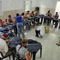 grupo de moradores em oficina de costura. #paratodosverem