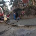 homens estão concretando calçada. #paratodosverem 