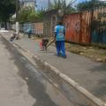 homens estão trabalhando no nivelamento de calçada em concreto. #paratodosverem