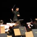 maestro conduz orquestra #paratodosverem 