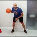 em vídeo, professor está com bola de basquete #paratodosverem