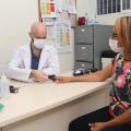 médico mede oxigenação de mulher #paratodosverem 