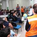 agentes da defesa civil estão em sala de aula com alunos. #paratodosverem