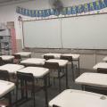 Sala de escola com carteiras vazias. #Paratodosverem