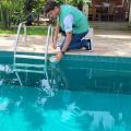 agente recolhe água de piscina. #paratodosverem 