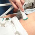médico faz ultrassom em gestante #paratodosverem 